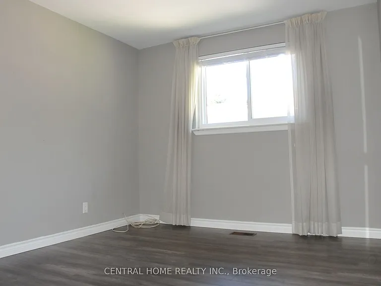 66 Collins Cres — Photo 6