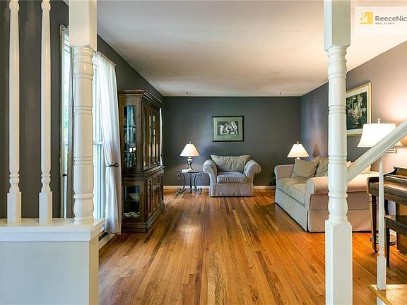 Formal sitting room / living space on main level.
