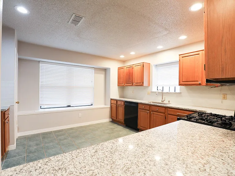 1816 Chatham Dr — Photo 8