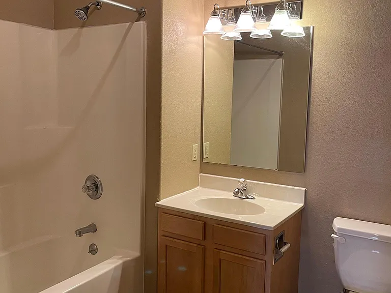 551 S Linn St #12 — Photo 10