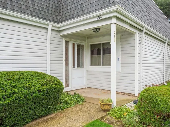 201 Bentley Court E, Saint James, NY 11780