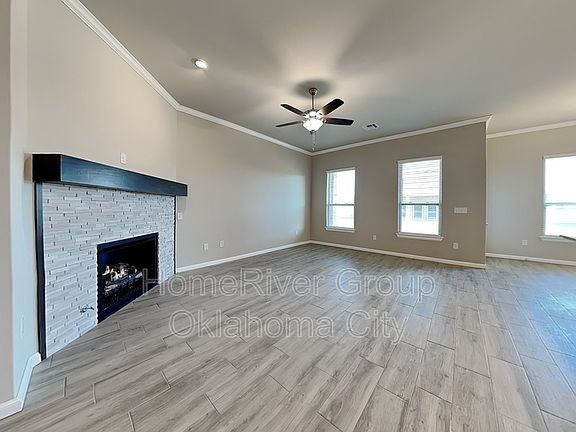 4th image of 819 SE 17th Ter