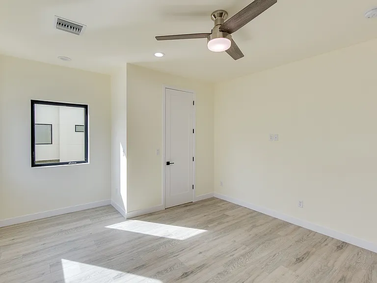 622 W 5th St — Photo 11