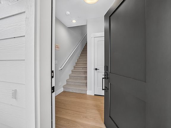 4th image of 10955 NE Wygant St