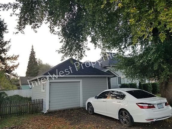 5th image of 670 SE Walnut St