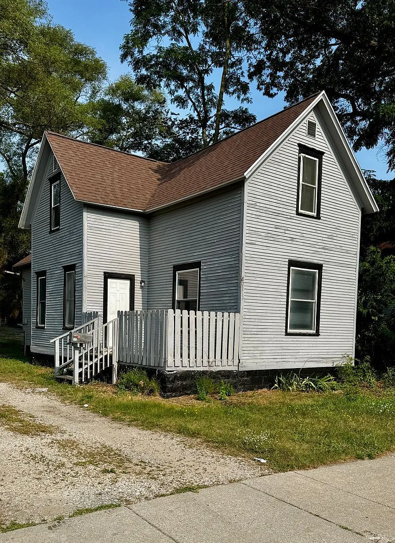 4 bed, 1.0 bath, 1198 sqft, $1,395 — Photo 1