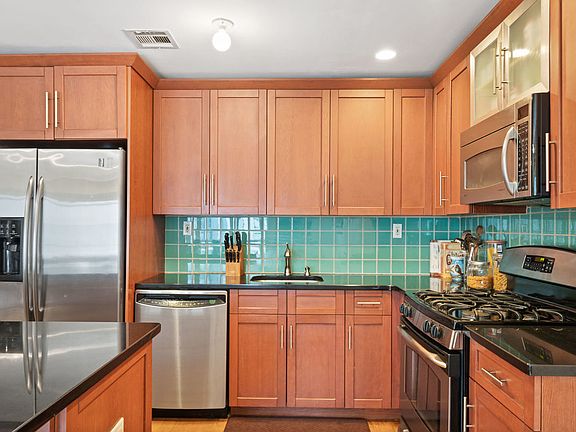 4th image of 35 Underhill Ave #B2i