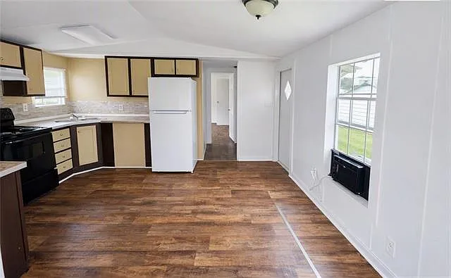 3 bed, 2.0 bath, 980 sqft, $1,200 — Photo 3
