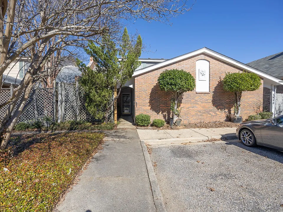 2043 Hazel Hedge Ln