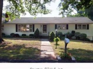 125 Magee Dr, Hamden, CT 06514