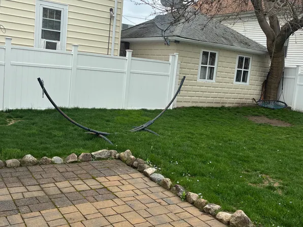 16 Dartmouth St #1, Pawtucket, RI 02860