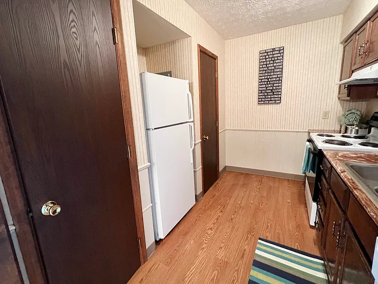 Crestbrook Apartments & Townhomes — Photo 27