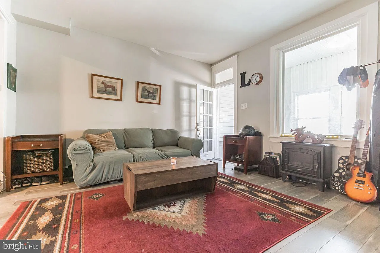 3 bed, 1.5 bath, 870 sqft, $1,700 — Photo 2
