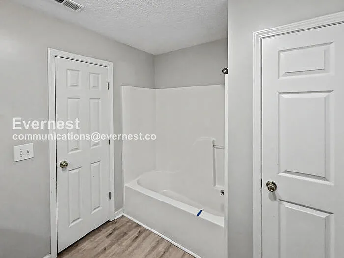 1104 Oak Creek Trl — Photo 8