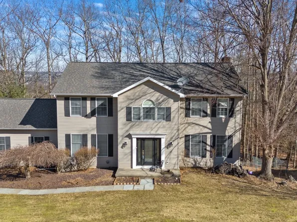 2501 Foxwood Ln, Vestal, NY 13850