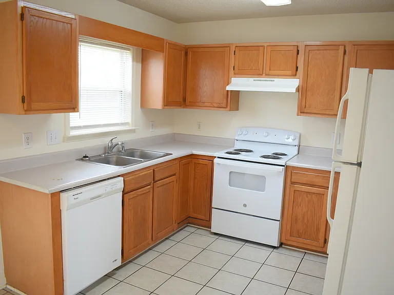 2500 Hawes Ct — Photo 4