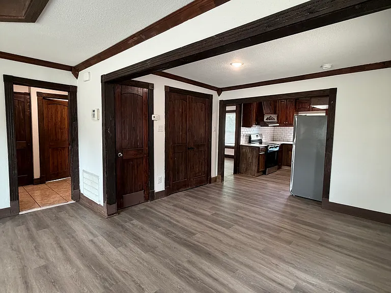 401 E Miller Rd — Photo 3