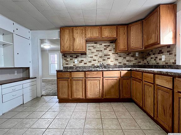 4th image of 601 3rd St NE