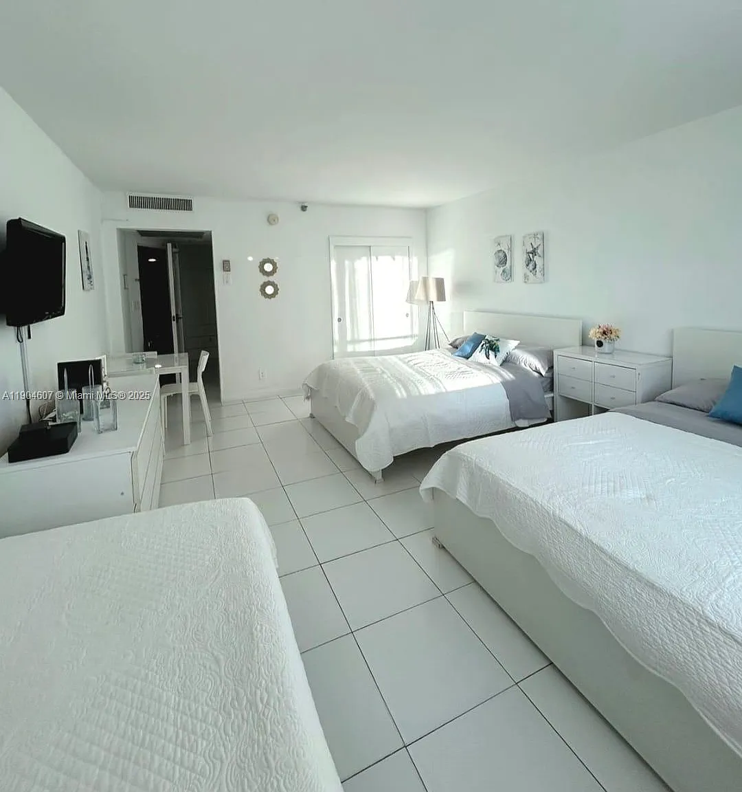 Castle Beach Club Condo — Photo 3