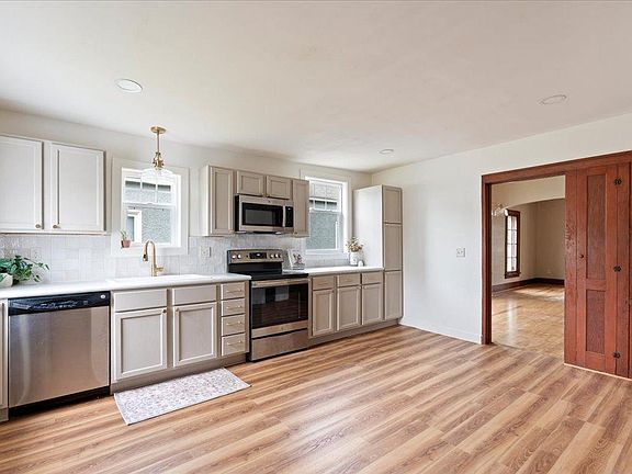 4th image of 715 2nd Ave NE