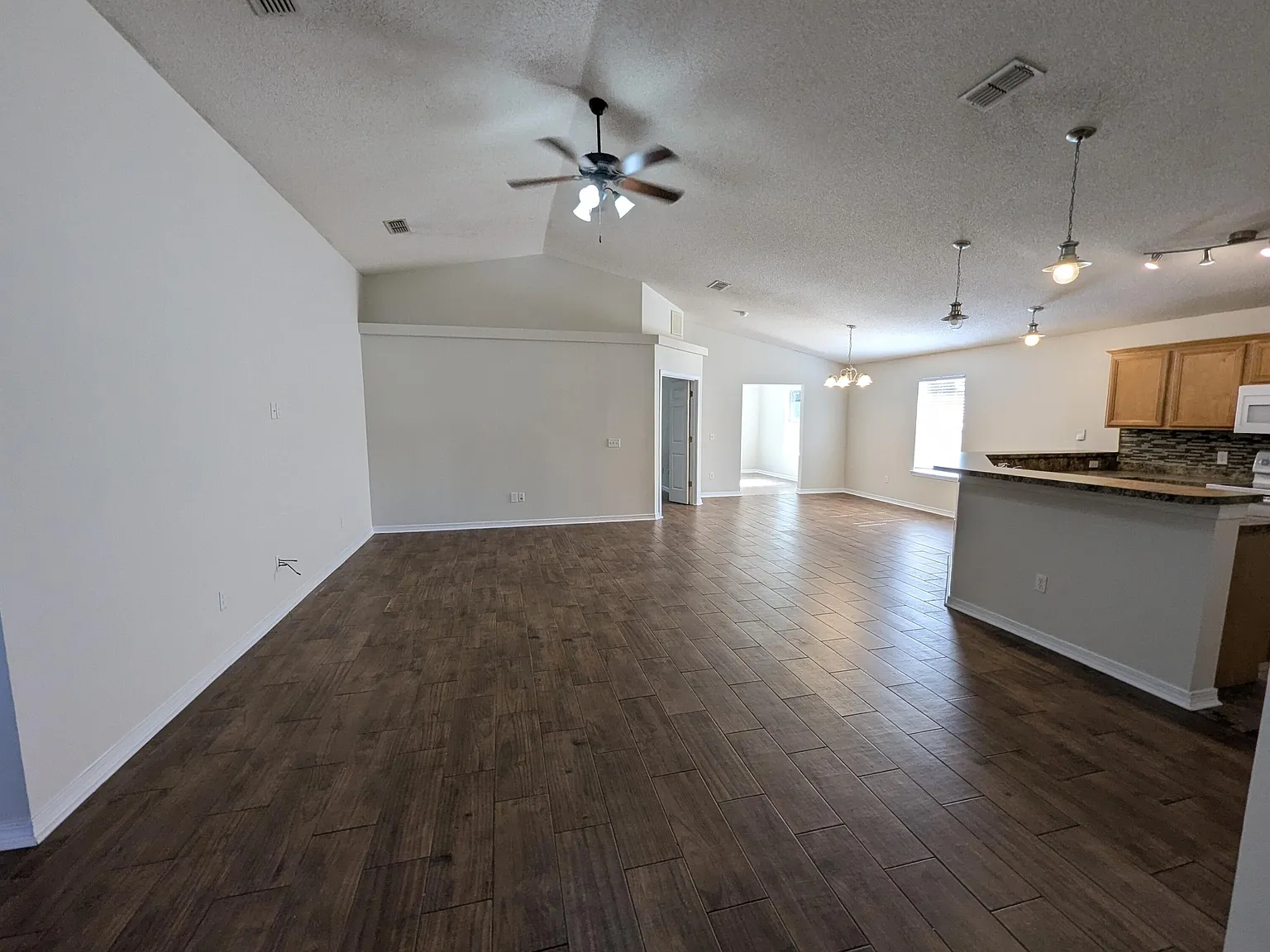3 bed, 2.0 bath, 2040 sqft, $2,220 — Photo 2