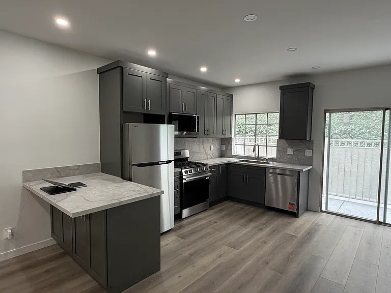 10932 Bloomfield St — Photo 2