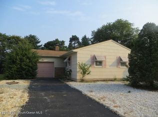 16 Northumberland Dr, Toms River, NJ 08757