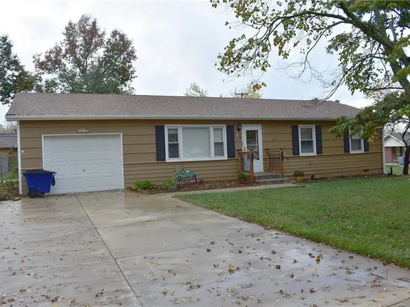 3 Circle Dr, Paola, KS 66071