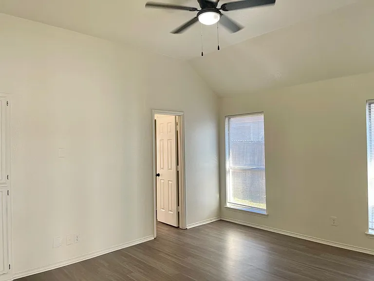 517 Meadowcrest Dr — Photo 11