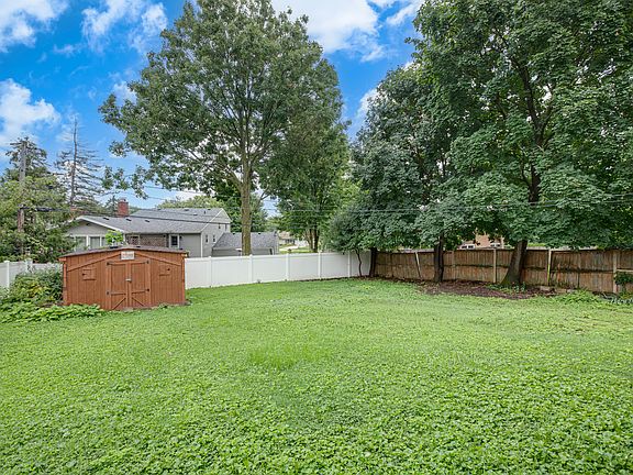 2nd image of 1015 S Leslie Ln