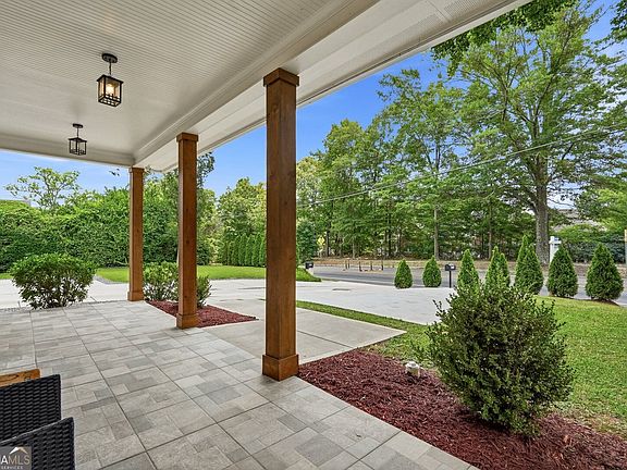 4th image of 2114 Memorial Dr