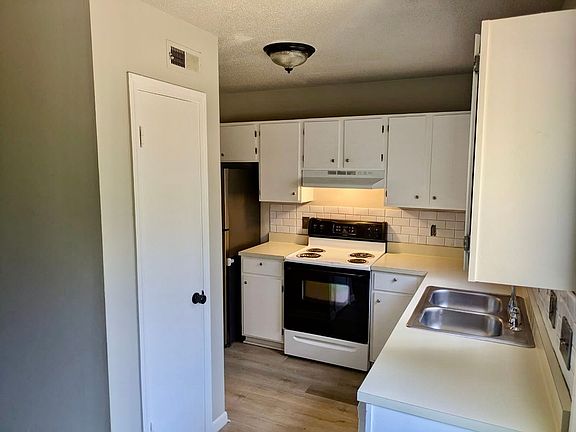 3rd image of 143 Montague Dr