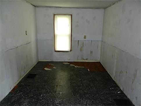 5th image of 202 E Broadway St