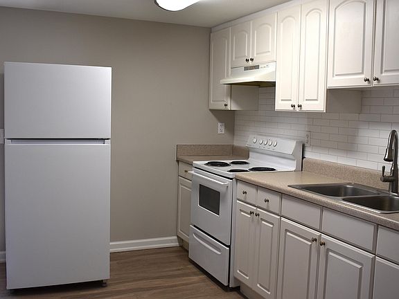 3rd image of 804 Hickman Rd #B