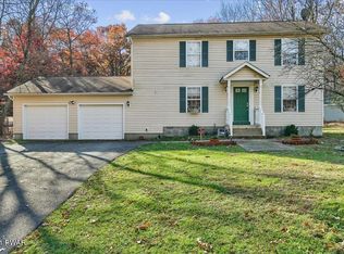 234 Pine Tree Dr, Cresco, PA 18326