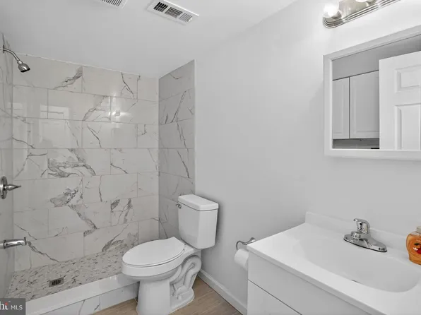 1590 Alta Dr APT D8, Whitehall, PA 18052