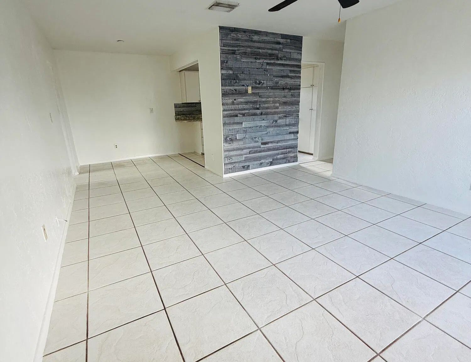 3 bed, 2.0 bath, 1050 sqft, $2,050 — Photo 3