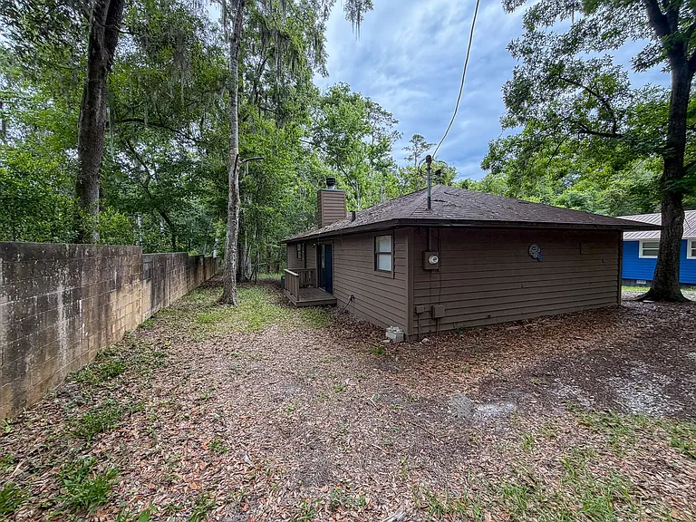 2260 W University Ave — Photo 22