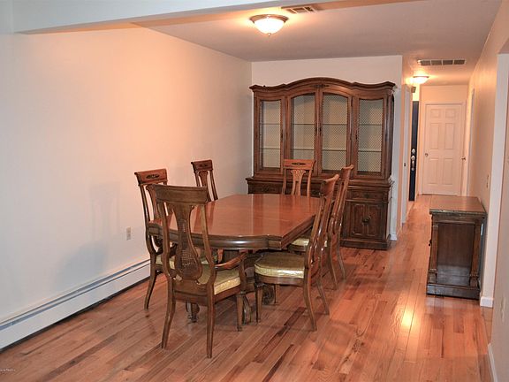 3rd image of 7 Kinkora Ct E