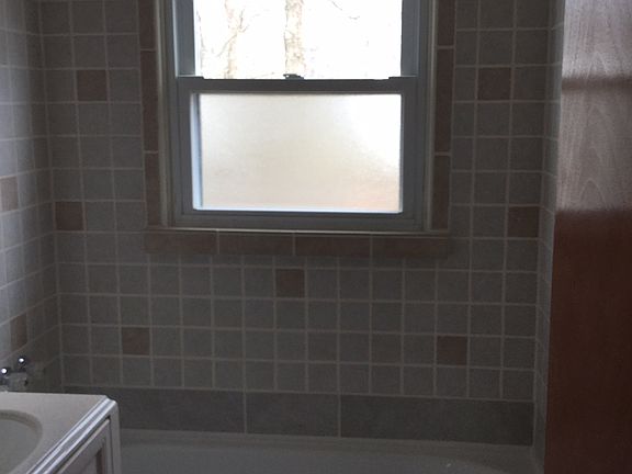 5th image of 610 W Moore St