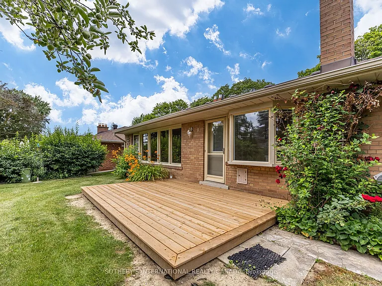 25 Abinger Cres — Photo 41