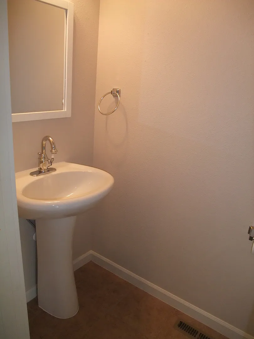 Newer 3 bedroom 2 1/2 bath with AC. Owner paid Water/Sewer ! — Photo 4