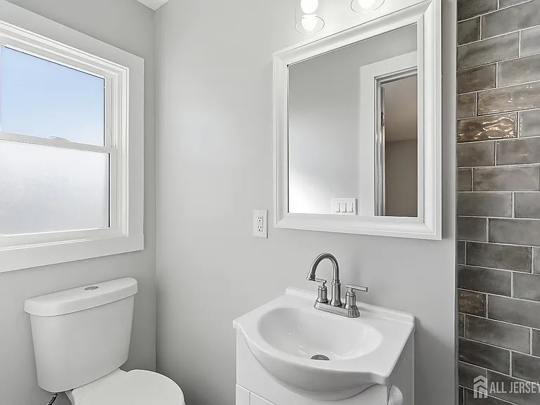 19 Evelyn Ct — Photo 8