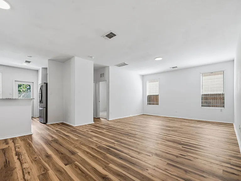333 La Dera Dr — Photo 2