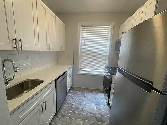 3rd image of 2361 28th St APT 1R