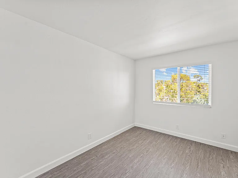 Greenbrier Apartments — Photo 24