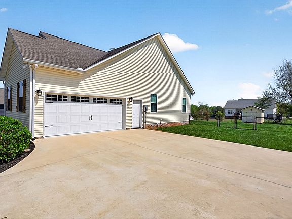 4th image of 750 Honeysuckle Ln