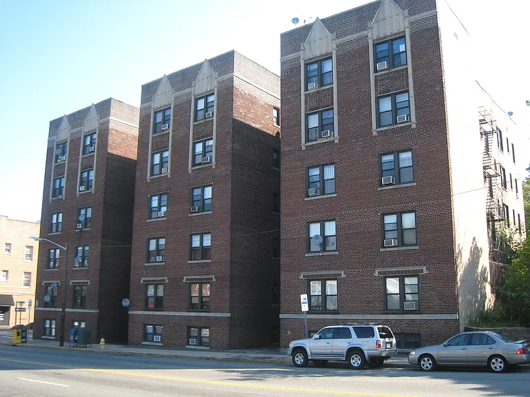 Hill Manor - Renovated Apartments Near Train Station — Photo 12