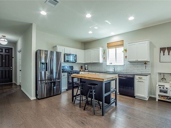 3rd image of 572 Saturnia Dr