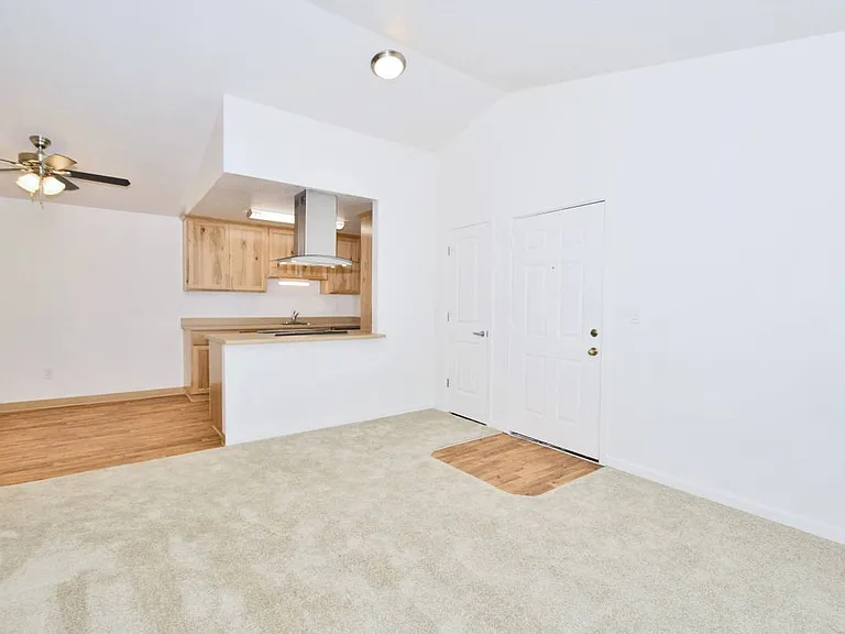 Squires Court Apartments — Photo 27
